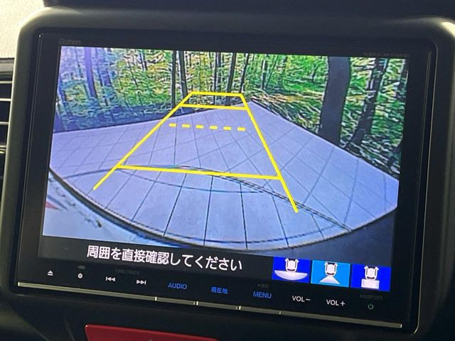 【バックカメラ】駐車時に後方がリアルタイム映像で確認できます。大型商業施設や立体駐車場での駐車時や、夜間のバック時に大活躍!運転スキルに関わらず、今や必須となった装備のひとつです!