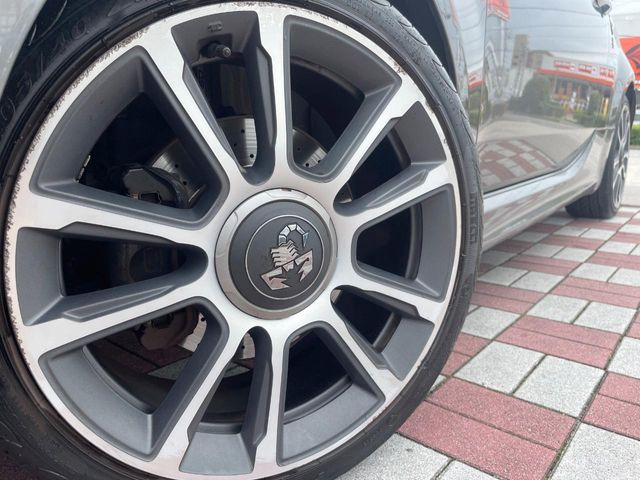 ●純正17インチアルミホイール:輸入車ならではの卓越した走りを支えるホイールと足回りです!日本車の走りに慣れている方にもぜひ体感して頂きたいほど、高いレベルでまとまっています!