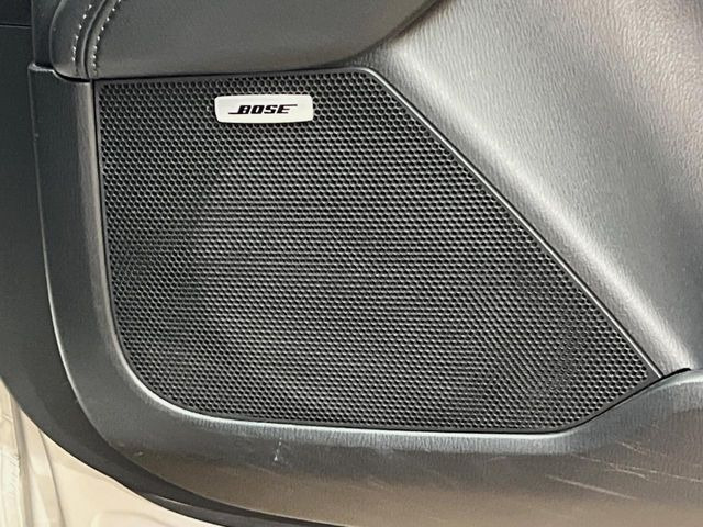 【BOSEサウンドシステム】メーカーオプションの高品位サウンドシステムを搭載。専用のチューニングが施された大小様々なスピーカーから良質なサウンドが奏でられ、臨場感あふれる音響空間を演出します。
