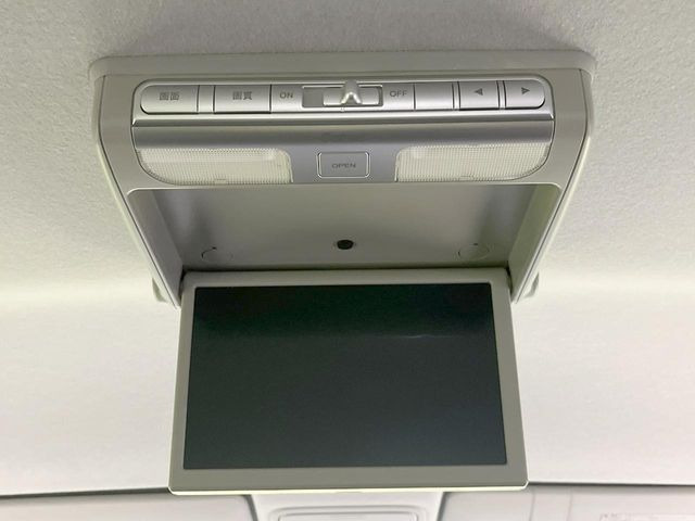 【後席モニター】家族や友人とお出かけする機会が多い方に大人気の後席モニターを装備!見やすい位置に画面がありテレビやDVDの視聴も快適!友達もお子様も、後席にしか乗らなくなるかも??
