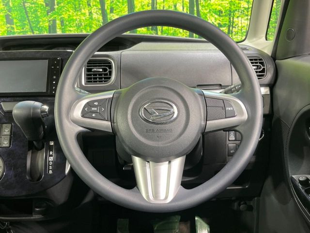 インテリアに合わせたデザインのステアリングは、運転される方のことも考え、運転しやすい形状、大きさです。是非一度、実際に触ってお確かめください。