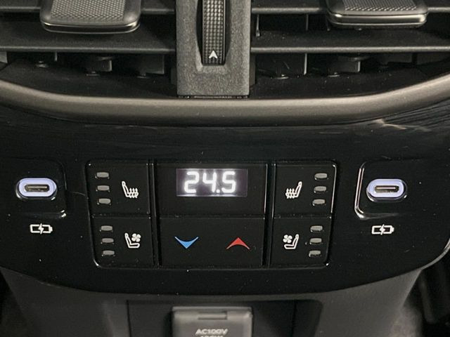 【シートヒーター&ベンチレーション】夏場は涼しい風でお尻や背中の熱やムレを防ぎ、冬はエアコンよりも早く温まってポカポカに!季節を問わず快適に過ごせます。
