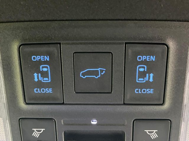 【両側パワースライドドア】スマートキーや運転席のスイッチで後席両側スライドドアの開閉が可能♪電動だから力を入れてドアを開ける必要が無く、小さなお子様でも簡単に開け閉めでき快適です♪