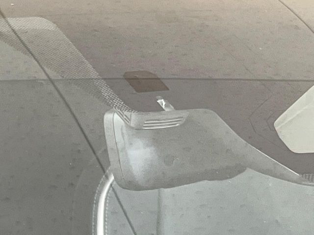【トヨタセーフティセンス】走行中に前方の車両等を認識し、衝突しそうな時は警報とブレーキで衝突回避と被害軽減をアシスト。より安全にドライブをお楽しみいただけます。