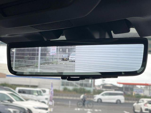 【スマートリヤビューミラー】後席の大きな荷物や同乗者で後方が確認しづらい時でも安心!カメラが撮影した車両後方の映像をルームミラー内に表示。クリアな視界で状況の確認が可能です!