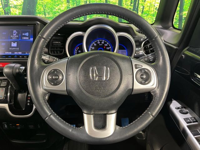 【純正革巻きステアリング】上質な革を使用することで、手にしっかり馴染みとても運転しやすいハンドルです♪