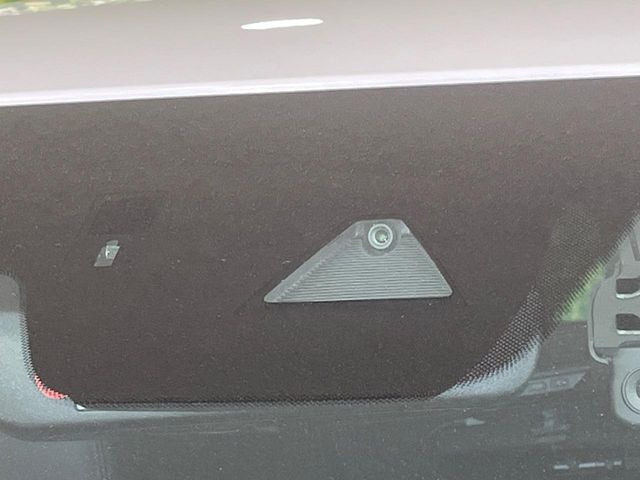 【i-ACTIVESENSE】走行中に前方の車両等を認識し、衝突しそうな時は警報とブレーキで衝突回避と被害軽減をアシスト。より安全にドライブをお楽しみいただけます。