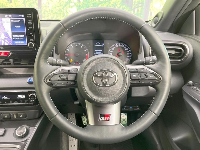 �C���e���A�ɍ��킹���f�U�C���̃X�e�A�����O�́A�^�]�������̂��Ƃ��l���A�^�]���₷���`��A�傫���ł��B�����x�A���ۂɐG���Ă��m���߂��������B