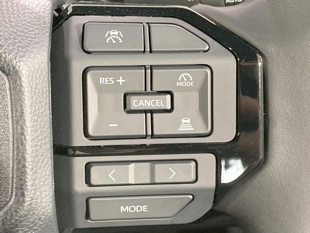 【レーダークルーズコントロール】高速道路での長距離走行が楽に!!自動で速度を保つクルーズコントロールが、衝突軽減システムと連携し、前方の車両を感知して車間を保つように速度調節してくれます!!
