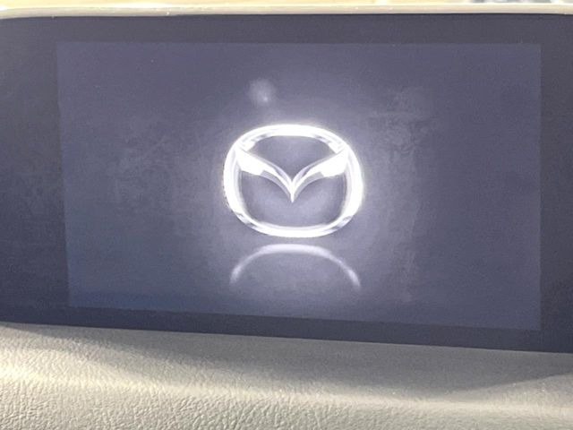【8インチマツダコネクト】車内の雰囲気にマッチした大型のディスプレイ。スマホ接続でのナビ使用やBluetooth再生等、様々な機能が楽しめます。直感的なダイヤル操作が可能で、使い勝手も良好です。