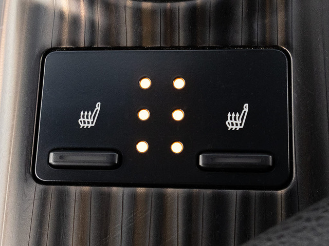 シートヒーターを装備しています!高級車ならではの装備です!シートが暖まりますので、寒い冬場も快適にご乗車頂けます!腰にも優しい!お子様や女性にも嬉しい装備ですね!!
