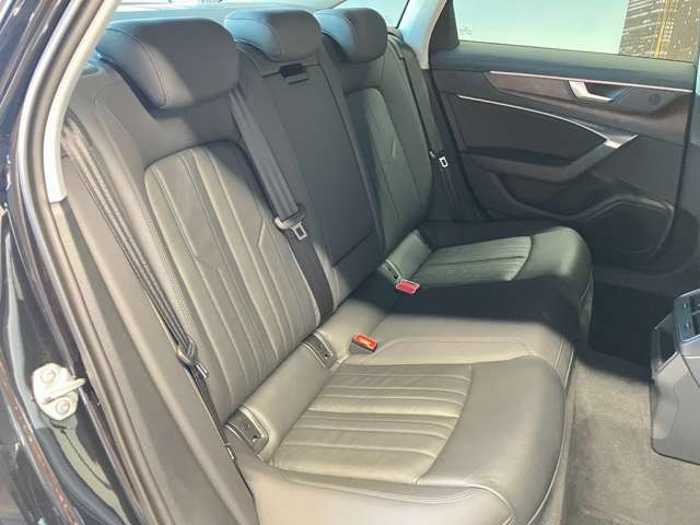 車内もキレイで嫌な臭いもありません☆気になる方は内装のスチームクリーナーも施工可能です♪