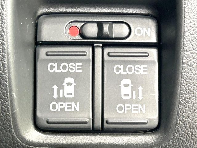【両側パワースライドドア】スマートキーや運転席のスイッチで後席両側スライドドアの開閉が可能♪電動だから力を入れてドアを開ける必要が無く、小さなお子様でも簡単に開け閉めでき快適です♪