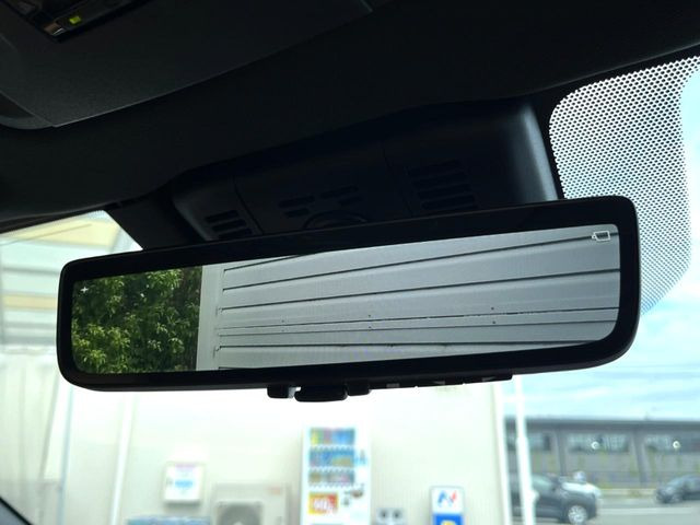 【デジタルインナーミラー】後席の大きな荷物や同乗者で後方が確認しづらい時でも安心!カメラが撮影した車両後方の映像をルームミラー内に表示。クリアな視界で状況の確認が可能です!