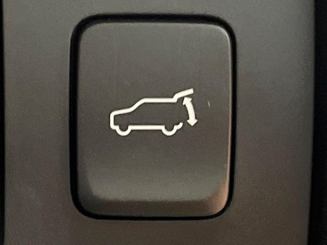 【パワーバックドア】スマートキーや運転席のボタンを押すだけでリアゲートが自動で開閉します!荷物を持っている時や、高い位置にあるバックドアを閉める際に便利な機能です♪