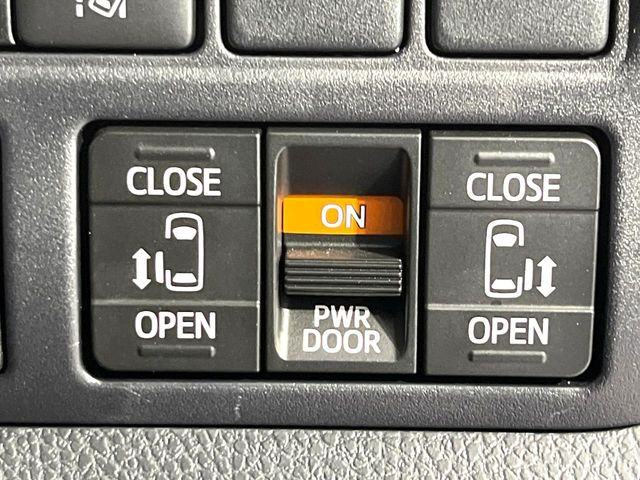 【両側パワースライドドア】スマートキーや運転席のスイッチで後席両側スライドドアの開閉が可能♪電動だから力を入れてドアを開ける必要が無く、小さなお子様でも簡単に開け閉めでき快適です♪