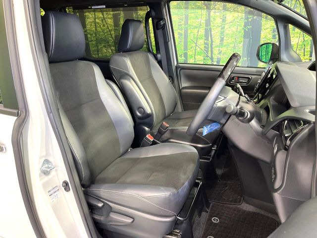 運転席シート廻りは使用感も少なく、良好な状態となっています。丁寧に使われていたことがよくわかりますね。