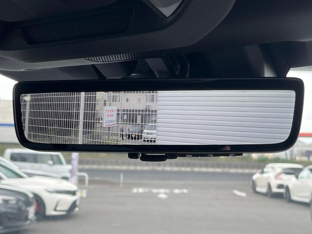 【スマートリヤビューミラー】後席の大きな荷物や同乗者で後方が確認しづらい時でも安心!カメラが撮影した車両後方の映像をルームミラー内に表示。クリアな視界で状況の確認が可能です!