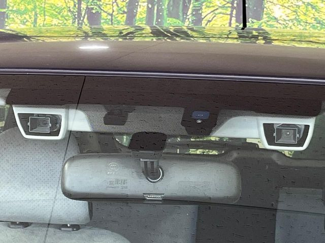 【アイサイトVer2】前方の車両等を検知し、衝突しそうな時は警報で注意を促し、ブレーキを踏む力をサポート。ブレーキを踏めなかった場合は衝突被害軽減ブレーキが作動、衝突回避をサポートします。