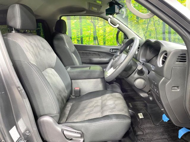 運転席シート廻りは使用感も少なく、良好な状態となっています。丁寧に使われていたことがよくわかりますね。