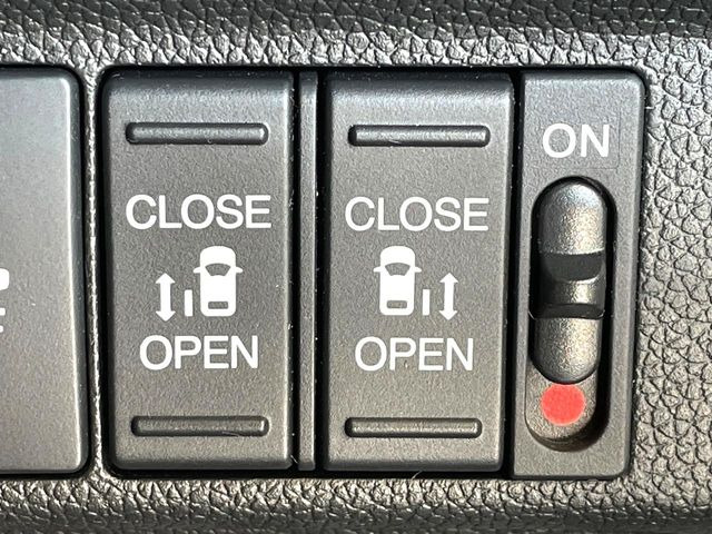 【両側パワースライドドア】スマートキーや運転席のスイッチで後席両側スライドドアの開閉が可能♪電動だから力を入れてドアを開ける必要が無く、小さなお子様でも簡単に開け閉めでき快適です♪