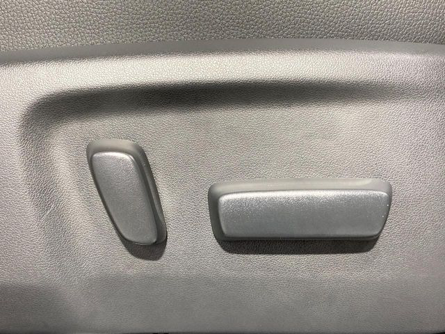 【パワーシート】スイッチ一つで簡単にシートの微調整が可能!電動だから力もいりません!自分に最適なシートポジションにセットして、快適なドライブをお楽しみください。