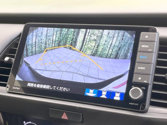 【バックカメラ】駐車時に後方がリアルタイム映像で確認できます。大型商業施設や立体駐車場での駐車時や、夜間のバック時に大活躍!運転スキルに関わらず、今や必須となった装備のひとつです!