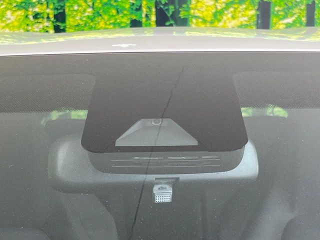 【トヨタセーフティセンス】走行中に前方の車両等を認識し、衝突しそうな時は警報とブレーキで衝突回避と被害軽減をアシスト。より安全にドライブをお楽しみいただけます。