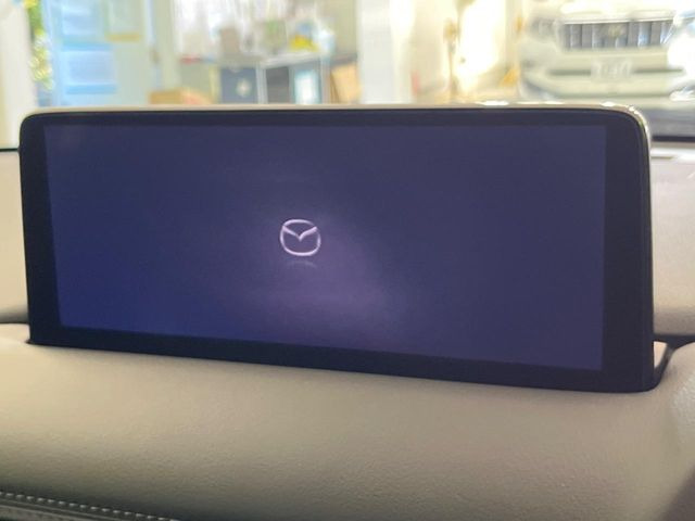 【10.25インチマツダコネクト】車内の雰囲気にマッチした大型ディスプレイ。スマホ接続でのナビ使用やBluetooth再生等、様々な機能が楽しめます。直感的なダイヤル操作が可能で、使い勝手も良好です。