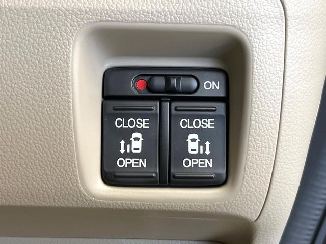 【両側パワースライドドア】スマートキーや運転席のスイッチで後席両側スライドドアの開閉が可能♪電動だから力を入れてドアを開ける必要が無く、小さなお子様でも簡単に開け閉めでき快適です♪
