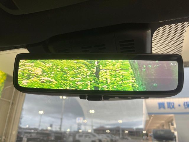 【デジタルインナーミラー】後席の大きな荷物や同乗者で後方が確認しづらい時でも安心!カメラが撮影した車両後方の映像をルームミラー内に表示。クリアな視界で状況の確認が可能です!