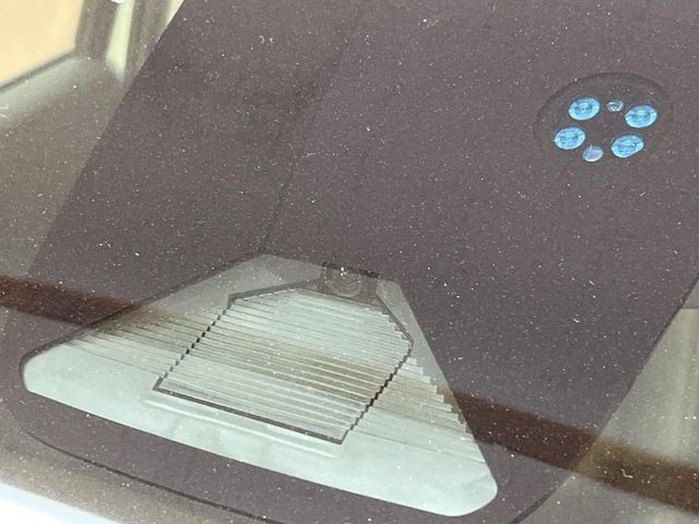 【ホンダセンシング】走行中に前方の車両等を認識し、衝突しそうな時は警報とブレーキで衝突回避と被害軽減をアシスト。より安全にドライブをお楽しみいただけます。