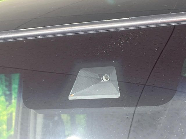 【ホンダセンシング】走行中に前方の車両等を認識し、衝突しそうな時は警報とブレーキで衝突回避と被害軽減をアシスト。より安全にドライブをお楽しみいただけます。