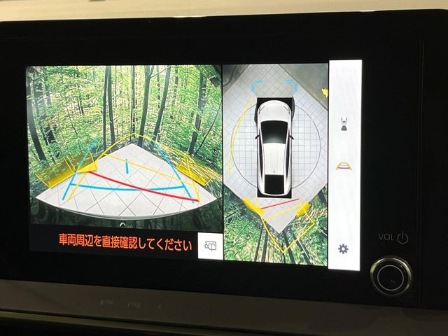 【パノラミックビューモニター】専用のカメラにより、上から見下ろしたような視点で360度クルマの周囲を確認することができます☆死角部分も確認しやすく、狭い場所での切り返しや駐車もスムーズに行えます。