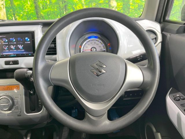 インテリアに合わせたデザインのステアリングは、運転される方のことも考え、運転しやすい形状、大きさです。是非一度、実際に触ってお確かめください。