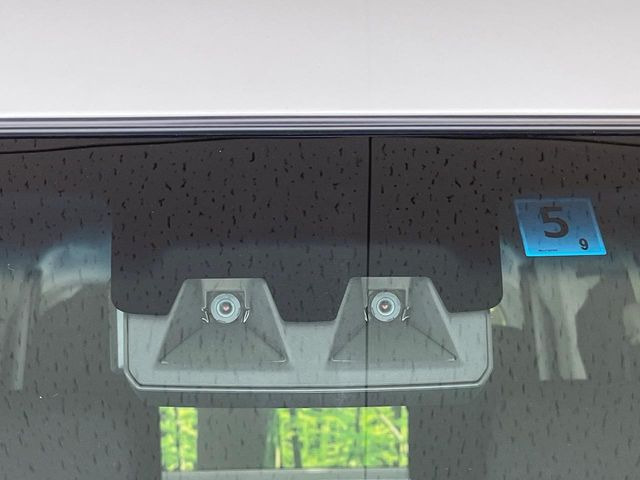 【アイサイト】前方の車両等を検知し、衝突しそうな時は警報で注意を促し、ブレーキを踏む力をサポート。ブレーキを踏めなかった場合は衝突被害軽減ブレーキが作動、衝突回避をサポートします。