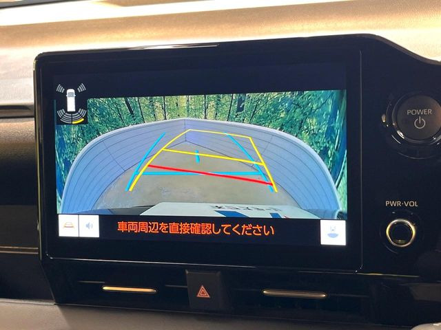 【バックカメラ】駐車時に後方がリアルタイム映像で確認できます。大型商業施設や立体駐車場での駐車時や、夜間のバック時に大活躍!運転スキルに関わらず、今や必須となった装備のひとつです!