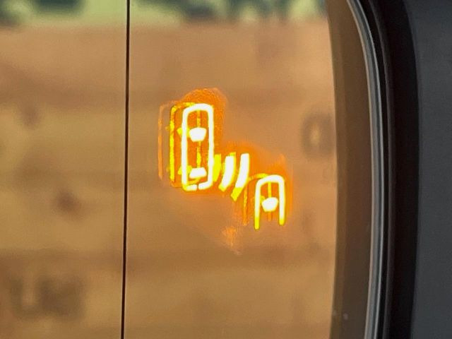 【ブラインドスポットモニター】走行中、ドアミラーの死角になりやすい箇所に後続車が接近するとサイドミラーのレンズに警告を表示!ドライバーに注意喚起をしてくれます。