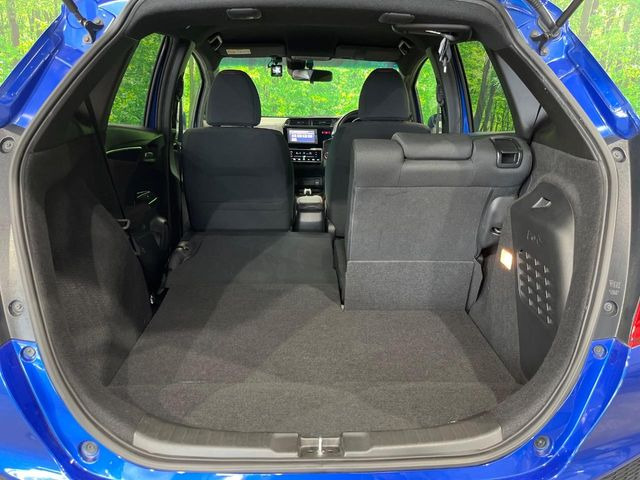 後席を格納すると、これだけの広さが!シーンに合わせたシートアレンジで、大きな荷物も積むことが出来ます♪