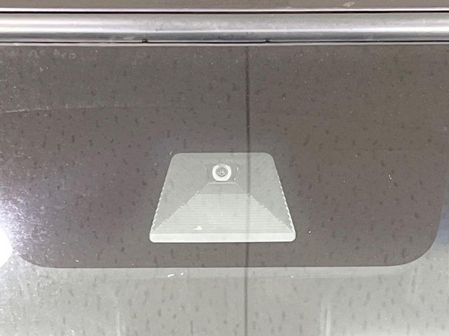 【ホンダセンシング】走行中に前方の車両等を認識し、衝突しそうな時は警報とブレーキで衝突回避と被害軽減をアシスト。より安全にドライブをお楽しみいただけます。