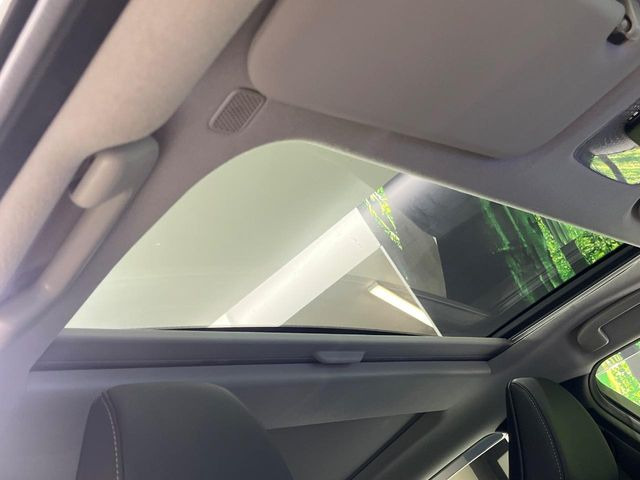 【パノラマルーフ】大型のガラスルーフ搭載で車内の解放感が一気にアップ!開放的なドライブをお楽しみいただけます。