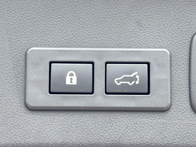 【パワーバックドア】スマートキーや運転席のボタンを押すだけでリアゲートが自動で開閉します!荷物を持っている時や、高い位置にあるバックドアを閉める際に便利な機能です♪