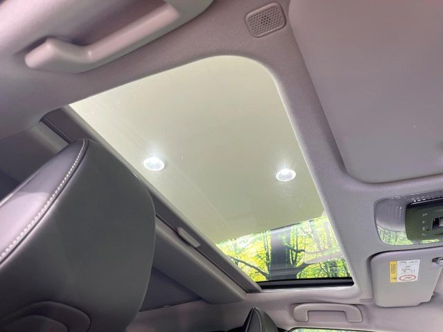 【パノラマルーフ】大型のガラスルーフ搭載で車内の解放感が一気にアップ!開放的なドライブをお楽しみいただけます。