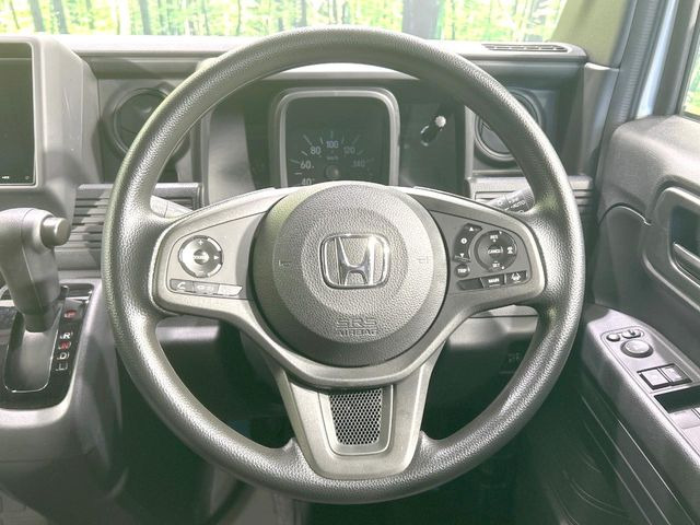 インテリアに合わせたデザインのステアリングは、運転される方のことも考え、運転しやすい形状、大きさです。是非一度、実際に触ってお確かめください。