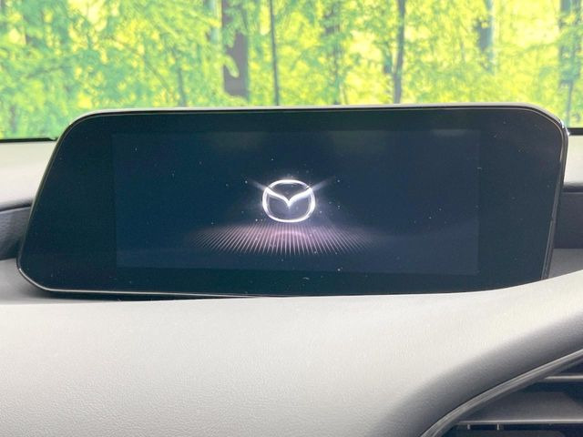 【8.8インチマツダコネクト】車内の雰囲気にマッチした大型のディスプレイ。スマホ接続でのナビ使用やBluetooth再生等、様々な機能が楽しめます。直感的なダイヤル操作が可能で、使い勝手も良好です。