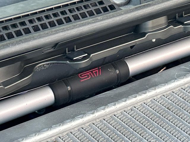 【STIタワーバー】お車の剛性を高めるタワーバーを装備。よりスムーズなコーナリング走行が可能となり、走りも楽しめます。