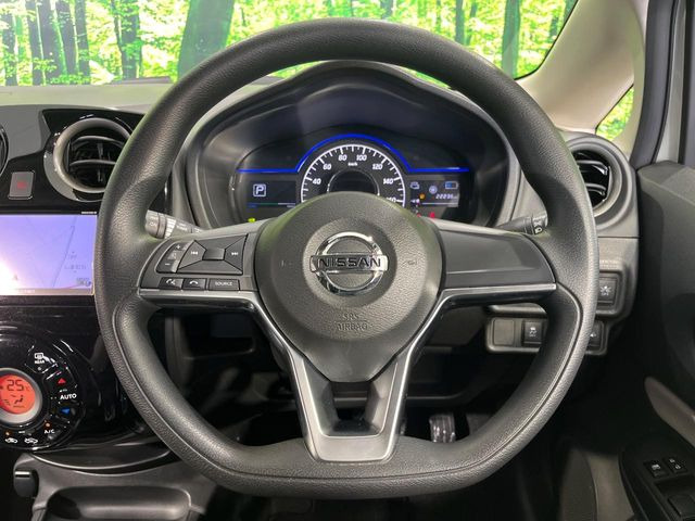 �C���e���A�ɍ��킹���f�U�C���̃X�e�A�����O�́A�^�]�������̂��Ƃ��l���A�^�]���₷���`��A�傫���ł��B�����x�A���ۂɐG���Ă��m���߂��������B