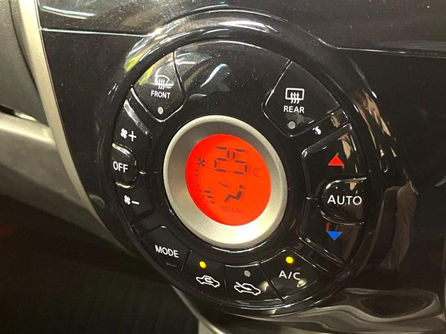 【オートエアコン】一度お好みの温度に設定すれば、車内の温度を検知し風量や温度を自動で調整。暑い&hellip;寒い&hellip;と何度もスイッチ操作をする必要はありません。快適な車内空間には必須の機能ですね♪