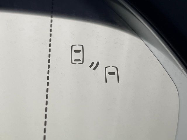 【ブラインドスポットモニター】走行中、ドアミラーの死角になりやすい箇所に後続車が接近するとサイドミラーのレンズに警告を表示!ドライバーに注意喚起をしてくれます。