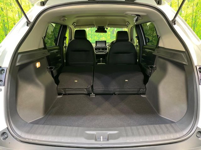 普段のお買い物や通勤、送迎等に十分な荷室スペースを確保しております。セカンドシートを倒すと、大きな荷物の積載も可能です♪